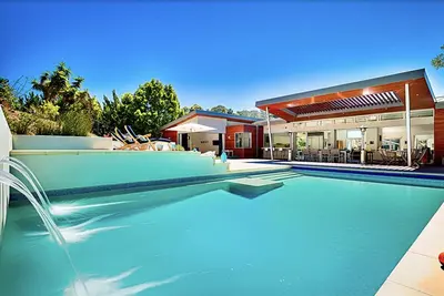 Image de Spacious Luxury Villa - Seamless Indoor-Outdoor Living and Contemporary Design