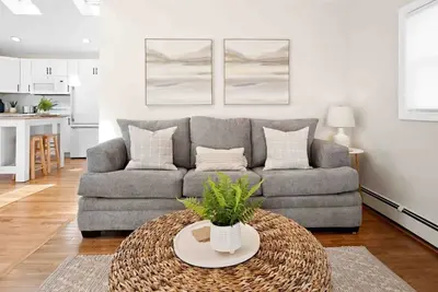 Cozy Cottage Near Newport & Bristol. Walk to Beach