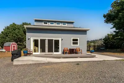 Image de Newly built home near beach with deck, large yard, WiFi, & ping-pong - dogs Ok