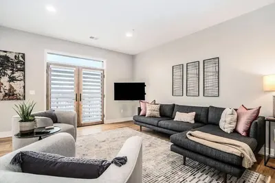 Image de Evelyn 202 Stunning Downtown Condo w Deck