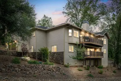 Image de Luxury 5br Cabin! Massage Chair! Walk to the Beach! 26 Mi to Yosemite!