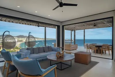 Image de New Beachfront Penthouse! Amazing Views of Medano Bay-2 Bedroom Plus Den in Cabo