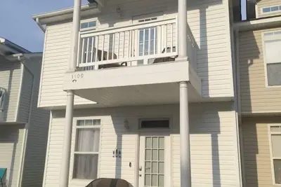 Image de 3 Bedroom 3 bath Townhouse! 5 Minute Walk To The Beach! <br>Snowbirds Welcome!