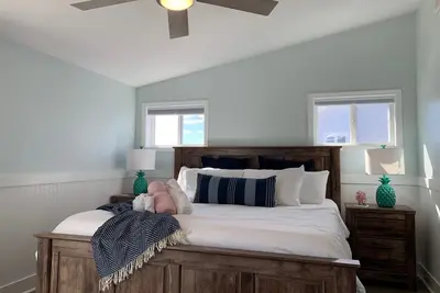 Image de Newly renovated 3br/3ba w king bed, linens, towels & views! 🌞