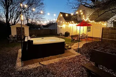 Image de Hot tub heaven w\/ 12 ft ceilings + stunning bath