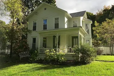 Image de 1860 French Country Farmhouse -- Sleeps 10!