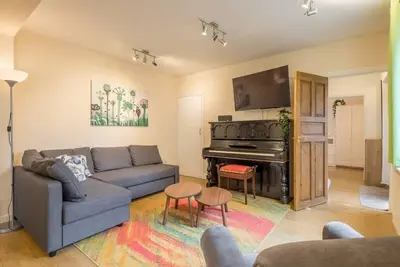 Image de 4 Bed Central Home - Perfect Location with Parking