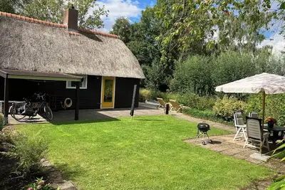 Image de Idyllic house with spacious garden next to canal, boat rent is possible (extra)