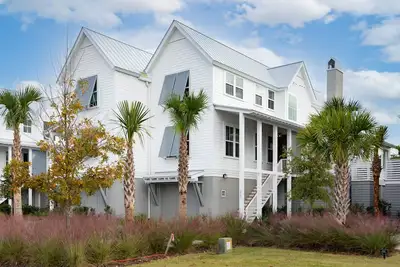 Image de \"Gone Coastal\" 3 bedroom townhouse with community pool and fitness center