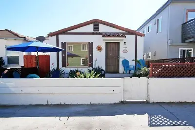 Image de Classic Beach Cottage Steps to Sand + A/C & Garage