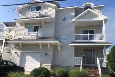 Image de A well kept 5 Bedroom 4 bath home that sleeps 11. There are 4 TVs and Wifi.