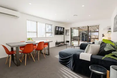 Modern 3bed 2. 5bath with in-outdoor flow + study