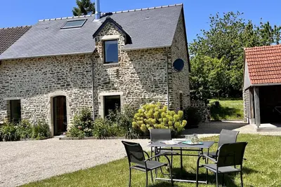 Charmante Maison Rénovée, 2 Chambres, Proche Plages, Jardin et Terrasse, Draps Inclus