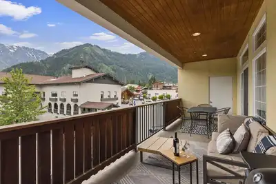 Image de Apres Ski Chalet-European Style Condo *Mountain Views*Jacuzzi Tub*!