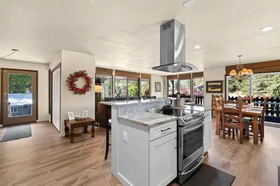 Image de Pet Friendly Spacious Home with Stunning Views-Walk to Oktoberfest!