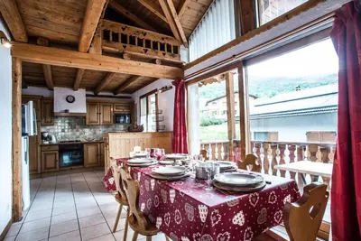 Image de Chalet, terrasse, balcon, cheminée ou poêle à bois, parking, télévision, casier à ski, 120m²
