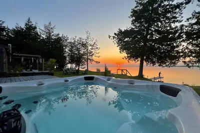 Image de Relaxing Waterfront Casa in wine County w/Hot Tub and Panoramic Sauna Spa