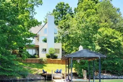 Image de Pool table, Paddle board, Kayak, Ez dock, floater dock, WiFi.