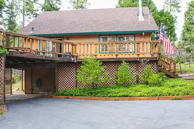 Image de Cozy cabin with large deck, grill, fast WiFi, central Ac, & wood-burning stove