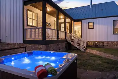Image de Scimitar Landing Compound, Hot tub, sleeps 15