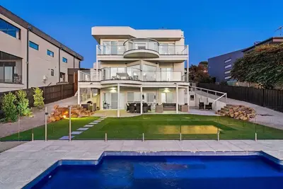 Image de Clifftop Family Retreat | Views & Pool
