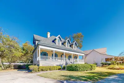 Image de Large 2-level home steps from the pier w/covered porch, WiFi, Ac