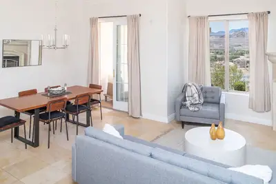 Image de Lake Las Vegas, trails, golf, entertainment and more right out your front door.