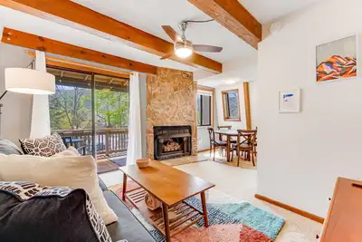 Image de Beautiful Mountain-view condo with fireplace, scenic balcony & Dog-Friendly