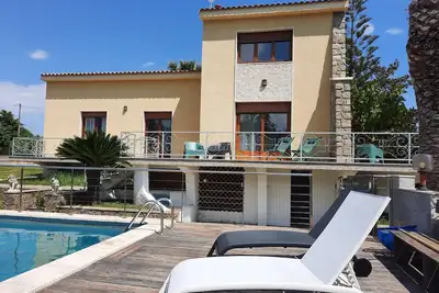Image de Magnifique villa avec piscine et cuisine d'été.