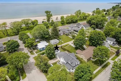 Image de Lighthouse Cottage: 1 block from the beach, 2 blocks to downtown!