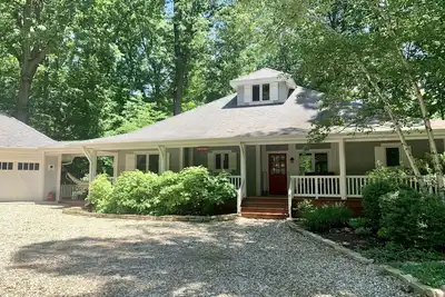 Image de Spacious 3br Secluded House w/Hot Tub Wooded Lot. Walkable to Town and Beach!