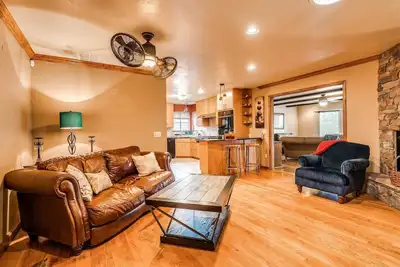 Image de Lovely home with back yard & deck near Penn Square Mall