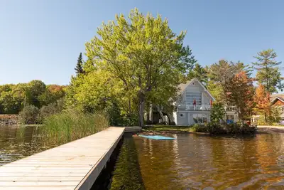 Image de 7 Bedrooms 4 Washrooms Dream Muskoka Cottage with Private Beach and Waterfront