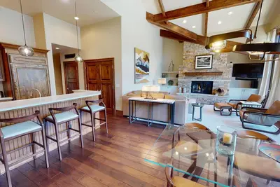 Image de Palatial Two-Bedroom Penthouse 448