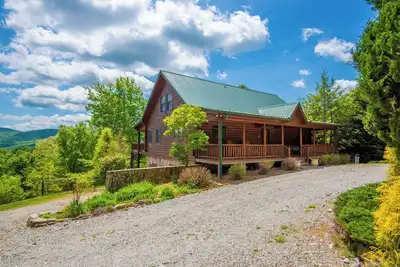 Image de Views + Fenced Yard + Fire Pit + Close to New River Outfitters