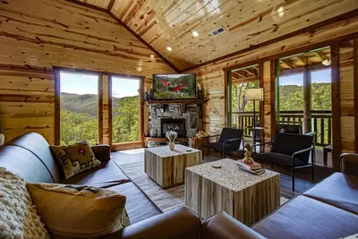 Image de Huge Cabin w/Pool Table, Hot Tub, Pool, Theater & a View! Close to Gatlinburg