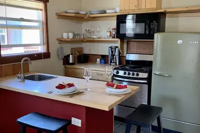 Image de Open, airy, upstairs studio apartment in the heart of Markleeville. Pet friendly