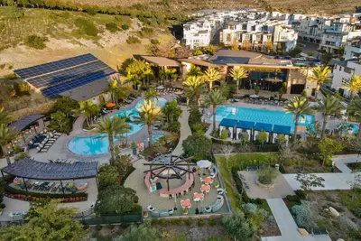Image de Luxury 4 Bedroom Townhouse w/ Rooftop Deck + Centrally located