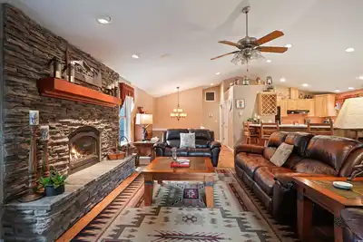 Image de 164 Jillian - Private, Peaceful Near Deschutes River, Hot Tub, Fenced Yard, Ping Pong, & Foosball