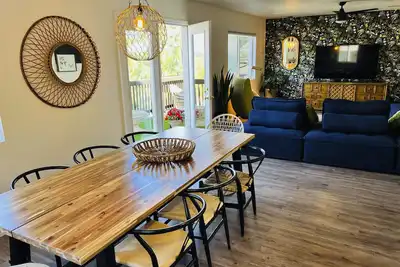 Image de Two Houses Together for 16 People! 5 min from downtown, 25 min from Snowbowl.