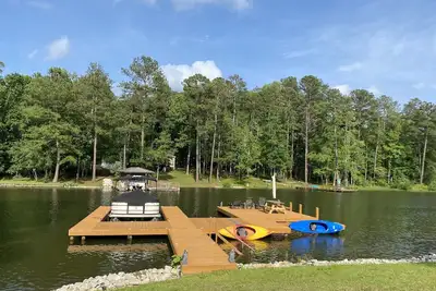 Image de August Discounts! ! Quiet Cove 4 Bedroom Lake Retreat, Large Dock & Fire Pit 🎣⛵️☀️