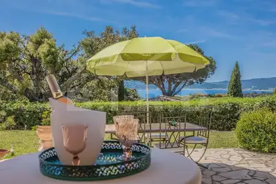 Image de Villa avec piscine et vue mer à pied de la plage à Grimaud