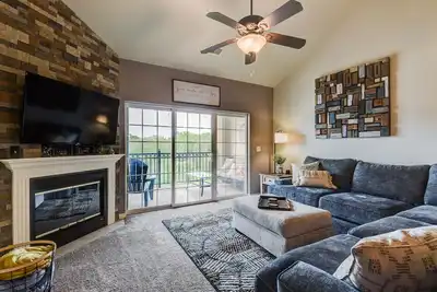 Image de Top-Floor Summer Hot Spot! Swimming Pool! Prime Location! Sleeps Up to 8 People!
