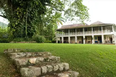 Image de Family Retreat Large Back Yard For Kids To Play Two Parking Lot.