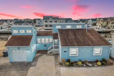 Image de Lagoon-front home just minutes from the beach!