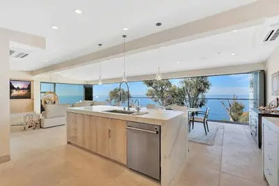 Image de Victoria Beach home with stunning views of the ocean