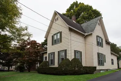 Image de Spacious House - 5 Minute Walk to Main Street