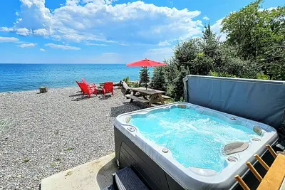 Image de \nExperience Blissful Lakeside Living: Retreat with Stunning Views, Beach Access
