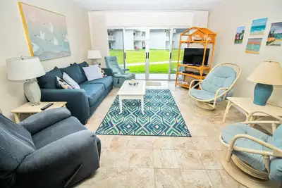 Image de Relaxed, Beachy, Ground-Floor Condo Steps from Pool and Beach!
