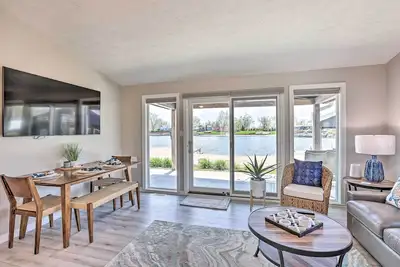 Image de Lakefront Bellevue Home: Private Beach & Fire Pit!